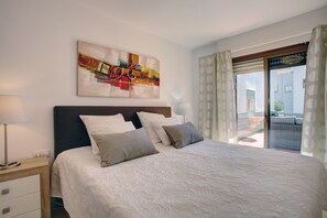 4 bedrooms, iron/ironing board, Internet, bed sheets - Lovely apartment on the beach, near the center of Estepona, Free wifi (Estepona)