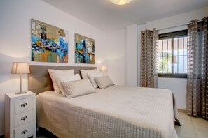 4 habitaciones, tabla de planchar con plancha, internet y ropa de cama 