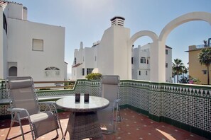 Outdoor dining - Lovely apartment on the beach, near the center of Estepona, Free wifi (Estepona)