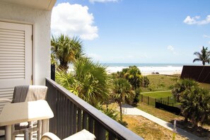 Property grounds - Oceanview Condo Next to Cocoa Beach Pier w/ Heated Pool, BBQ Grills & Rooftop Access ☀️ (Cocoa Beach)