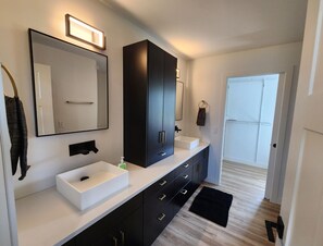 Combined shower/bathtub, hair dryer, towels, soap