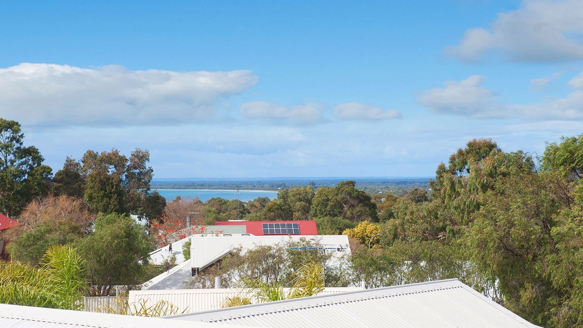 5 bedroom 2 bathroom family holiday home with views of Geographe Bay — image 27