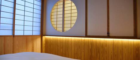 Minibar, free WiFi, bed sheets