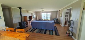 5 bedrooms, iron/ironing board, free WiFi, bed sheets