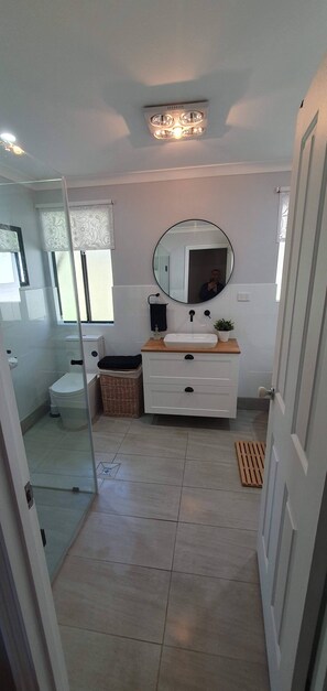 Combined shower/bathtub, eco-friendly toiletries, hair dryer, towels
