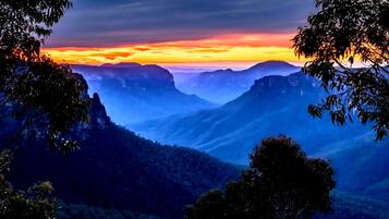 Un paysage montagneux au coucher du soleil.