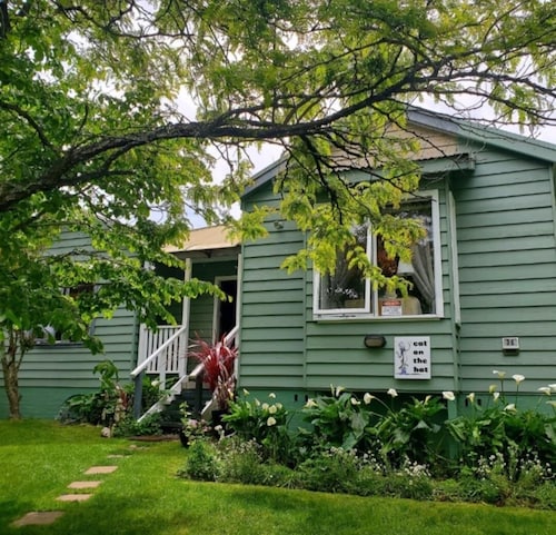 Cat On The  Hat Cottage ~MeOw MeOw~
5 stars 🌟🌟🌟 🌟 🌟 😻 property
PURRRRFECT
