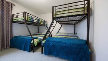 2 habitaciones, tabla de planchar con plancha, internet y ropa de cama