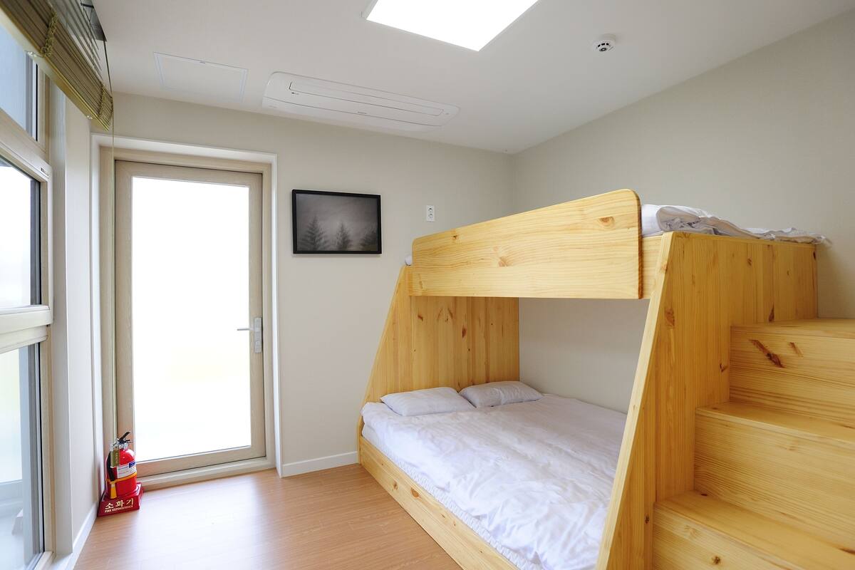Triple Room, Women only