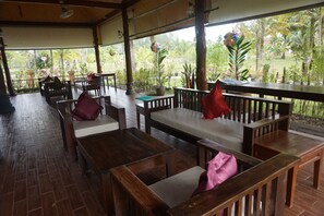 Lobby sitting area - Anandah Beach Resort (Takua Pa)
