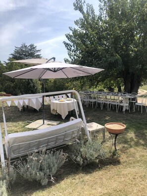 Outdoor dining - UMBRIA COUNTRY HOUSE CLOSE TO ROME! PODERE SAN DONATO WIFI FREE (San Vito, Terni)