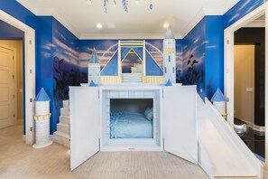8 habitaciones, tabla de planchar con plancha, wifi y ropa de cama 
