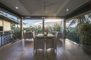 Melayani sarapan, makan siang, makan malam; sajian masakan Indonesia 