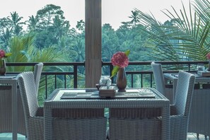 Breakfast, lunch, dinner served; Indonesian cuisine 
