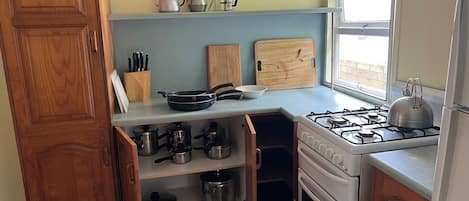 冰箱、烤箱、炉灶、厨具/餐具