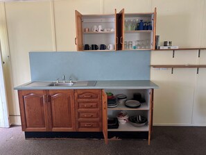 Fridge, oven, stovetop, cookware/dishes/utensils - ☀️🎣🐠 🐠🐠🎣☀️  K'gari Lodge Beach/Fishing Shack in Happy Valley (Happy Valley Fraser Island)