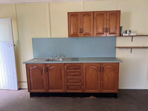 Fridge, oven, stovetop, cookware/dishes/utensils