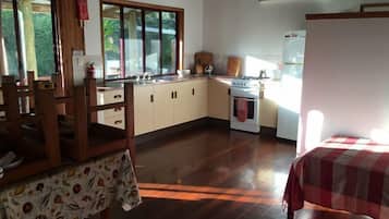 Fridge, oven, stovetop, cookware/dishes/utensils