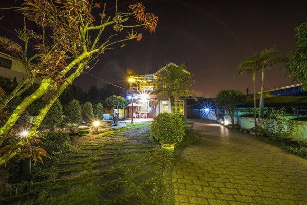 Fachada del alojamiento - Noche