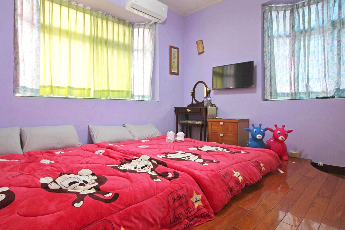 Habitación cuádruple Confort, baño compartido | Escritorio, cortinas opacas, camas supletorias y wifi gratis