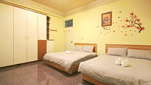 Habitación cuádruple familiar, 2 camas dobles | Escritorio, cortinas opacas, camas supletorias y wifi gratis