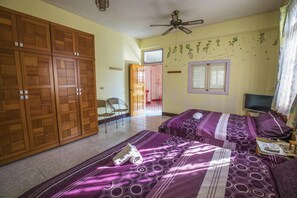Habitación cuádruple familiar, 2 camas dobles | Escritorio, cortinas opacas, camas supletorias y wifi gratis