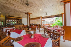 朝食、ランチ、ディナーに営業 (インドネシア料理)