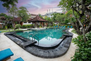 Outdoor pool - Hotel Sinar Bali Legian (Legian)
