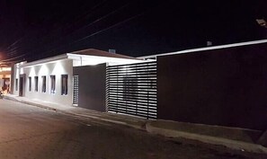 Façade de l’hébergement - soirée/nuit