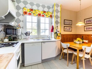 Een koelkast, een microgolfoven, een oven, een vaatwasser