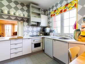 Een koelkast, een microgolfoven, een oven, een vaatwasser