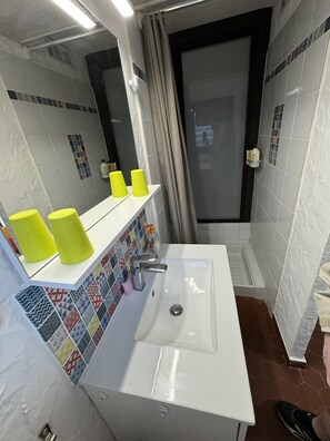 Dusche, Haartrockner, Handtücher