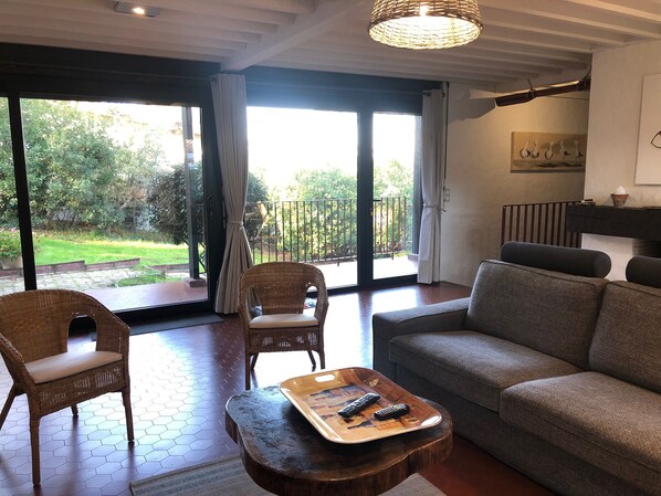 TV, fireplace, books, stereo