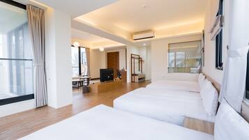 Minibar con artículos gratuitos, escritorio y cortinas blackout