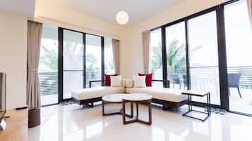 Phòng Deluxe, nhiều giường, quang cảnh núi | Minibar với thức uống miễn phí, bàn, màn/rèm cản sáng, phòng cách âm