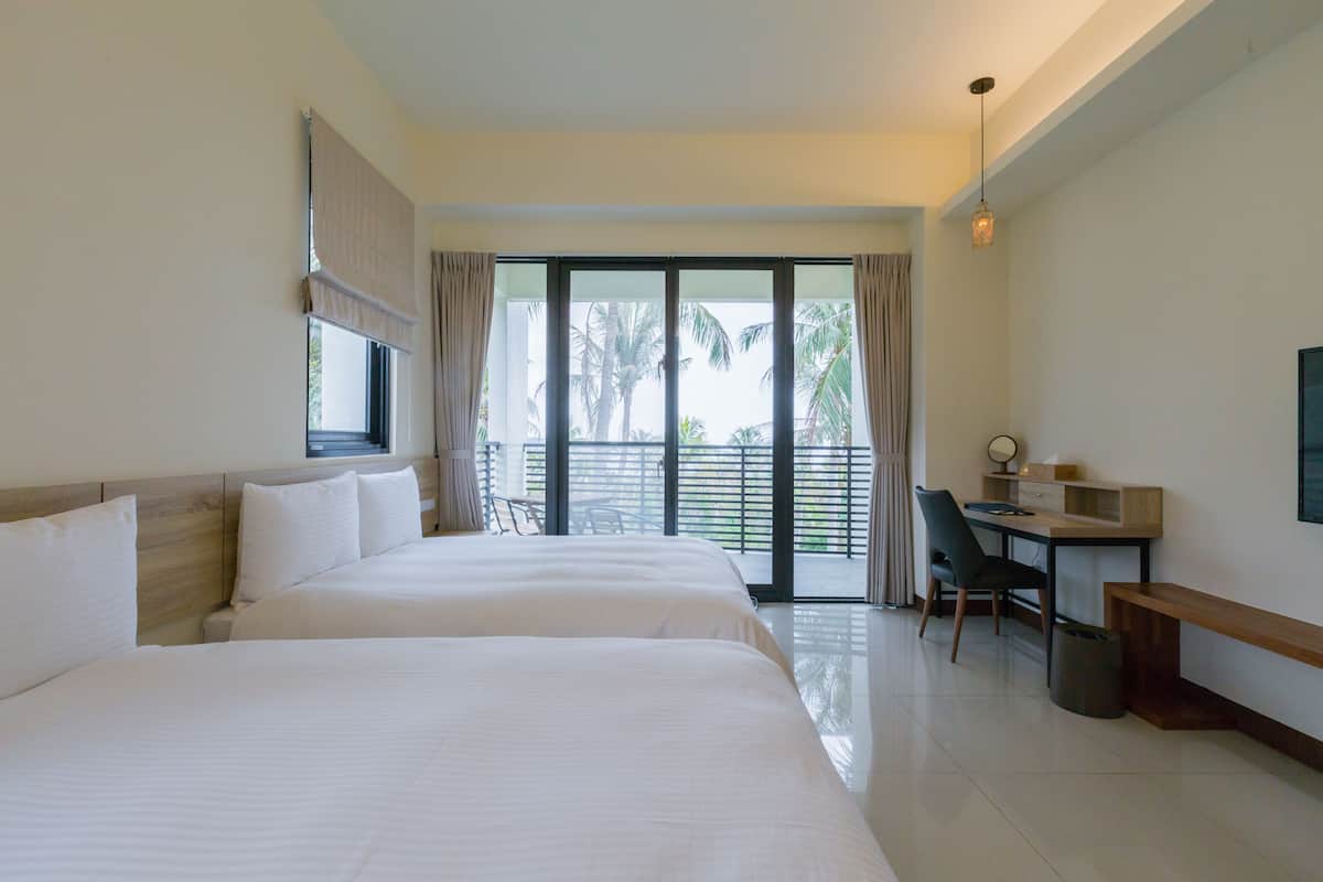Deluxe Quadruple Room, 2 Katil Ratu (Queen), Sea View | Bar mini percuma, meja, langsir/tirai gelap terus, kalis bunyi