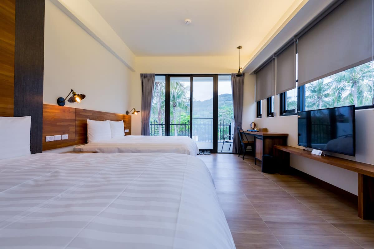 Standard Quadruple Room | Bar mini percuma, meja, langsir/tirai gelap terus, kalis bunyi