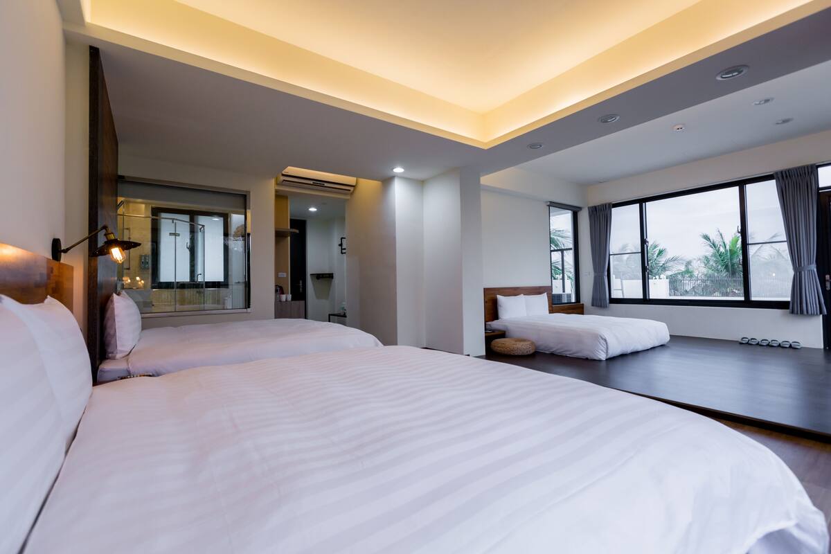 Standard Six-people Room | Minibar (free items), desk, blackout drapes, soundproofing