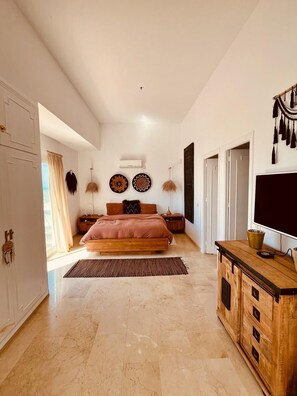 4 dormitorios, tabla de planchar con plancha, cuna de viaje