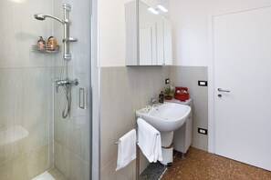 Haartrockner, Handtücher, Shampoo, Toilettenpapier