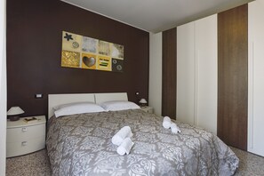 1 chambre, fer et planche à repasser, Wi-Fi, literie fournie