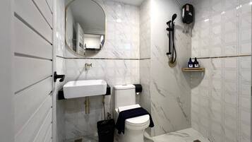 Deluxe Double Room | Bathroom | Free toiletries, towels