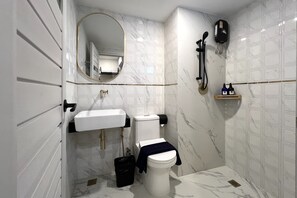 Deluxe Double Room | Bathroom | Free toiletries, towels