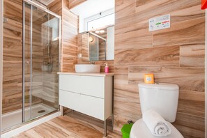 Shower, hair dryer, towels