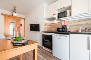 Fridge, microwave, oven, stovetop - Green Studio with private patio, 200 meters, 3 min by foot Beach of Peniche (Peniche)