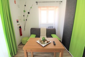 TV - Green Studio with private patio, 200 meters, 3 min by foot Beach of Peniche (Peniche)