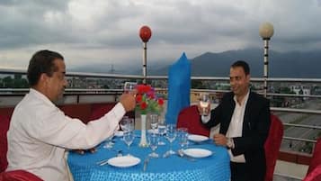 Daily buffet breakfast (USD 4 per person)