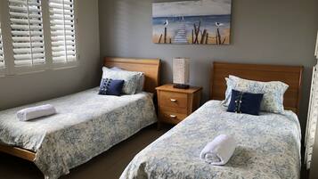 Triple Room, Multiple Bedrooms | 3 bilik tidur, dihias secara berasingan