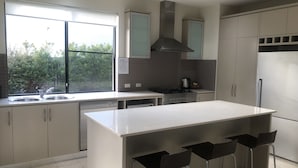 Sonoma 8 | Private kitchen | Coffee/tea maker, fridge, microwave, oven - Sonoma 8 (Noosaville)