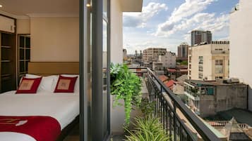 Escritorio, wifi gratis y ropa de cama